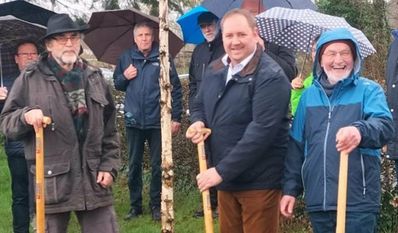 Trotz schlechtem Wetter: Baumpate Reinhard Hertel (li.) und Organisator Julian Fischer pflanzen die Moorbirke.