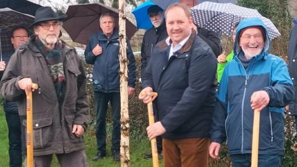 Trotz schlechtem Wetter: Baumpate Reinhard Hertel (li.) und Organisator Julian Fischer pflanzen die Moorbirke.