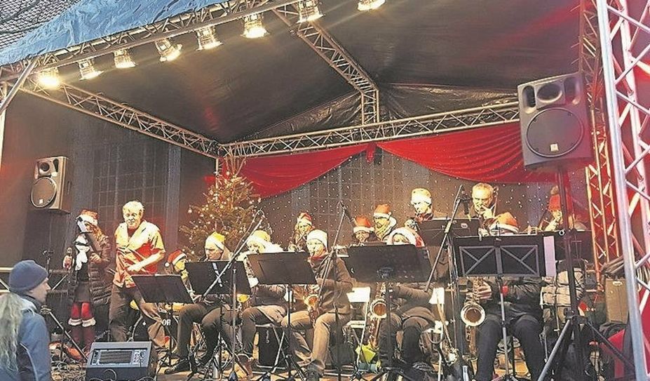 Auf der Bühne, in der Kirche und im Ludwig-Harms-Haus gibt es ein tolles Programm, und auch der Weihnachtsmann kommt vorbei.