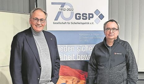 Werner Hinrichs von der GSP (li.) mit Oberst i.G. Sönke Marahrens.