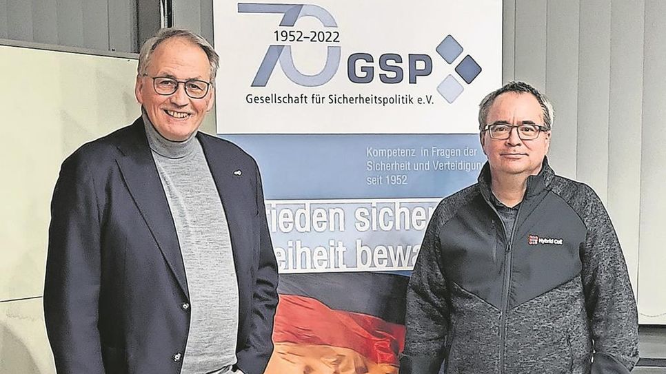 Werner Hinrichs von der GSP (li.) mit Oberst i.G. Sönke Marahrens.