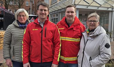 Hildegard Mattfeldt und Cornelia Spauszus übergaben die Spende an die DLRG an Kevin Schwarz und Sven Knutzen im Rahmen der Ostereier-Verkaufsaktion der Lions bei „OHZ grillt an!“