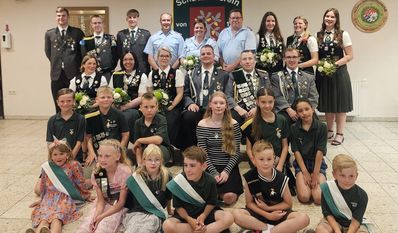 Stolz präsentieren sich die neuen Königinnen und Könige.