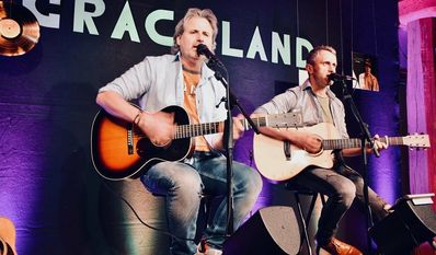 Thomas Wacker (l.) übernimmt die Stimme von Paul Simon, Thorsten Gary singt Art Garfunkel.