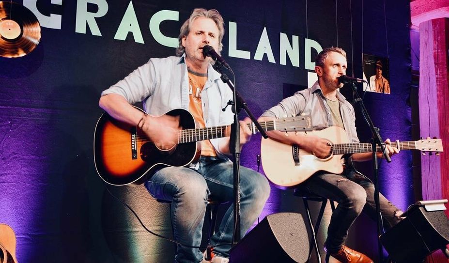 Thomas Wacker (l.) übernimmt die Stimme von Paul Simon, Thorsten Gary singt Art Garfunkel.