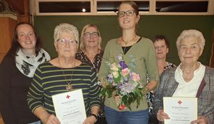 Ehrennadeln und Urkunden für die geehrten Jutta Brey und Helga Schomaker, Blumen für die neue stellvertretende Vorsitzende Nicole Eydner.