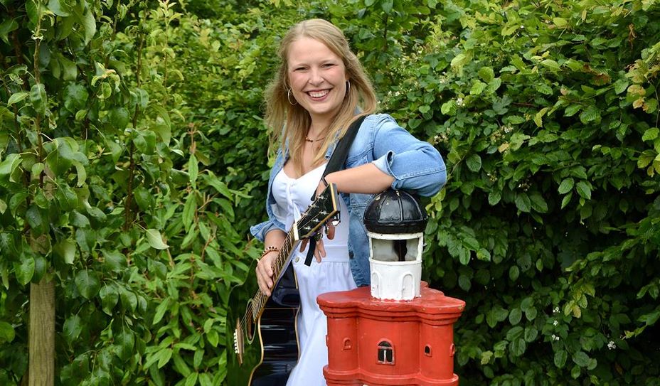 Mia Ohlsen wird das Abschlussfest mit niederdeutschen Texten musikalisch „plattmachen“.