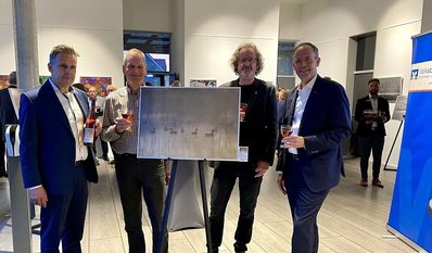 Volksbank-Vorstand Michael Kersting (v. li.), Foto-Künstler Thorsten Eilers, Laudator Andreas von Glahn und Volksbank-Vorstand Jan Mackenberg im Ausstellungsraum des Bürgerhauses.