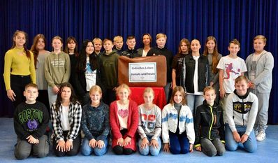 Die R7c kurz vor der Abreise. Die Klasse hatte als Projektbeitrag u.a. auf dem Schulhof einen menschlichen Davidstern gebildet und verschiedene Text- und Videobeiträge eingereicht.