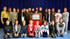 Die R7c kurz vor der Abreise. Die Klasse hatte als Projektbeitrag u.a. auf dem Schulhof einen menschlichen Davidstern gebildet und verschiedene Text- und Videobeiträge eingereicht.