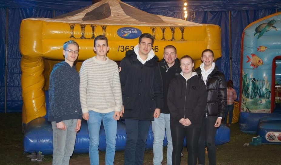 Der „Festausschuss“ bei der eigenen Premierenfeier: Kilian Baumgarten (v. li.), Jakob Bullwinkel, Robin von Scheidt, Torben Ehrichs, Dunja Wagener und Mayra Schomaker.
