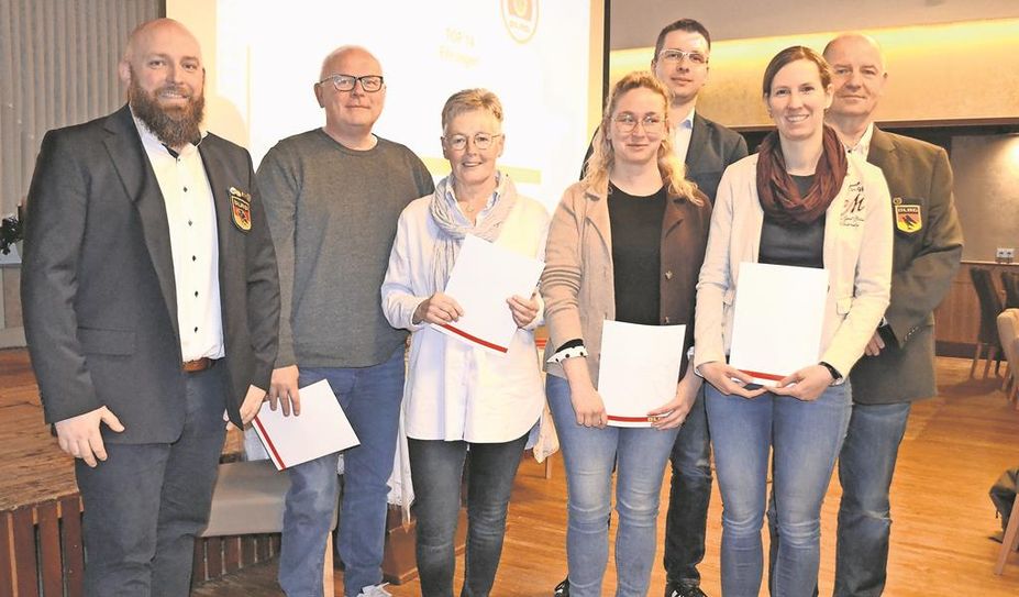 Hannes Blohm und Helge Wüstefeld (rechts) freuen sich über die langjährigen Mitgliedschaften ihrer Rettungsschwimmer:innen.