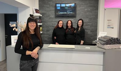 Für Fragen rund um die Sonnenbank steht das Team zur Verfügung.