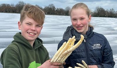Hennes und Josefine freuen sich über ihre ersten selbstgestochenen Spargelstangen in diesem Jahr.
