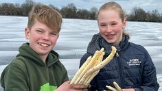 Hennes und Josefine freuen sich über ihre ersten selbstgestochenen Spargelstangen in diesem Jahr.