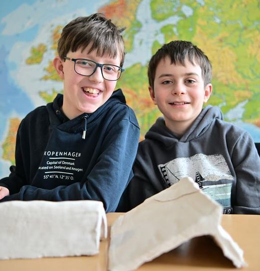 Die beiden Schüler freuen sich über ihren Sieg.