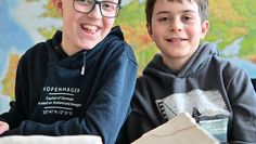 Die beiden Schüler freuen sich über ihren Sieg.