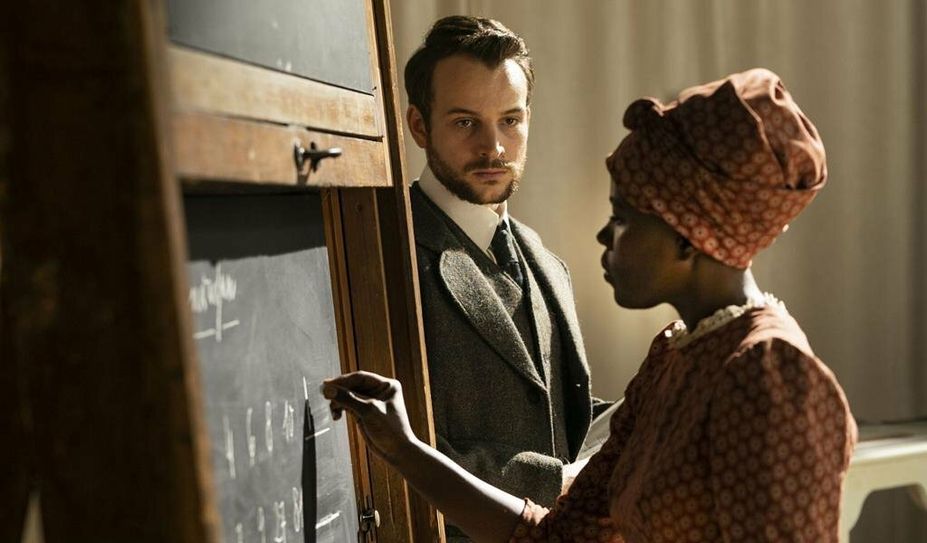 Der Ethnologe Alexander Hoffmann (Leonard Scheicher) verliebt sich Kezia Kambazembi (Girley Charlene Jazama) und stellt Rassenunterswchiede infrage - zunächst.