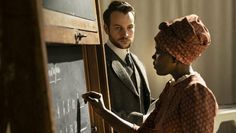 Der Ethnologe Alexander Hoffmann (Leonard Scheicher) verliebt sich Kezia Kambazembi (Girley Charlene Jazama) und stellt Rassenunterswchiede infrage - zunächst.