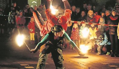 Das Duo Flammenspuk verwandelt sich gerne und sorgt mit seiner Show für besondere Momente auf dem Feldhofplatz.