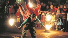 Das Duo Flammenspuk verwandelt sich gerne und sorgt mit seiner  Show für besondere Momente auf dem Feldhofplatz.