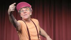 Theater für „Kinder von 4 bis 94 Jahren“ bringt der Clown Penny Penski am 22. März in der Pfarrscheune auf die Bühne.