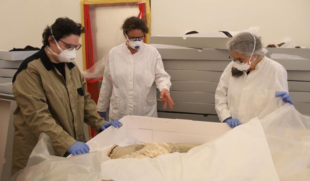(v. l.) Miriam Gáyer, Eva Kümmel und Beate Tamchina begutachten ein aufwendig genähtes Brautkleid.