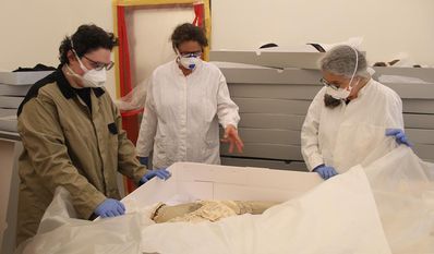 (v. l.) Miriam Gáyer, Eva Kümmel und Beate Tamchina begutachten ein aufwendig genähtes Brautkleid.