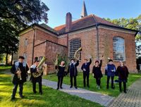 Auch die Musiker:innen waren „zeitgemäß“ gekleidet.