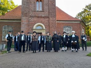 In historischen Gewändern spielten Mitglieder von „Findorffs Erben“ den ersten Gottesdienst in der Paulus Kirche nach.