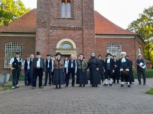 In historischen Gewändern spielten Mitglieder von „Findorffs Erben“ den ersten Gottesdienst in der Paulus Kirche nach.