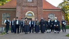 In historischen Gewändern spielten Mitglieder von „Findorffs Erben“ den ersten Gottesdienst in der Paulus Kirche nach.