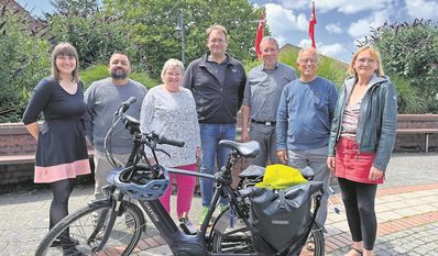 Gemeinsam mit lokalen Vertretern spricht Stephan Christ (Mitte) über den ÖPNV und die B74.