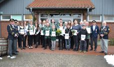 Der Vorsitzende Ralf Koenig (rechts) gratuliert den erfolgreichen Schützinnen und Schützen der Bundesmeisterschaft.