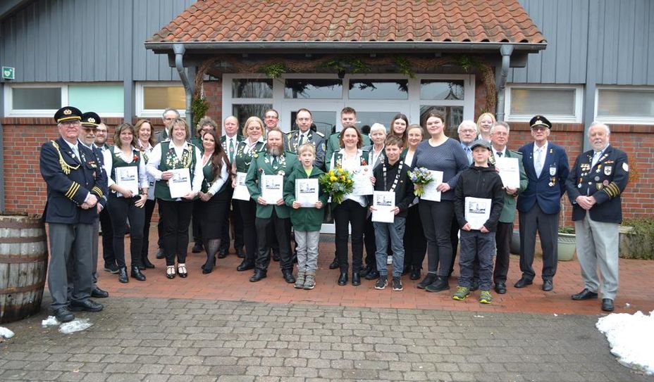 Der Vorsitzende Ralf Koenig (rechts) gratuliert den erfolgreichen Schützinnen und Schützen der Bundesmeisterschaft.