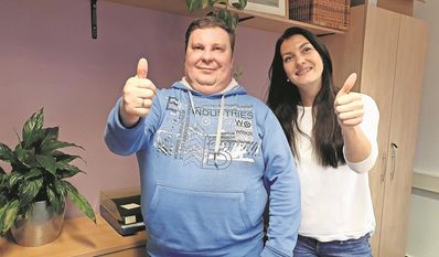 Viktor Wilhelm mit seiner Ansprechpartnerin Bettina Lange.