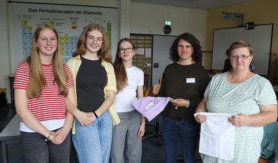 Frieda Reichenbach, Alisa Krenzler und Fenja Schulken überreichen ihre Spende an Lotta Kohlmann und Ramona Kastner.