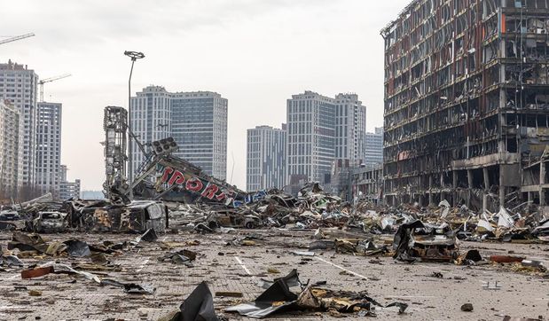 Ein zerstörtes Shoppingcenter in Kyiv (Kiew).