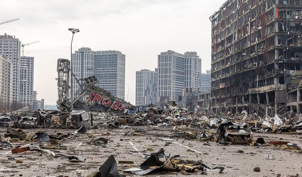 Ein zerstörtes Shoppingcenter in Kyiv (Kiew).
