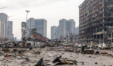 Ein zerstörtes Shoppingcenter in Kyiv (Kiew).