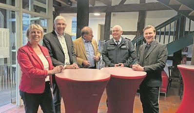 Die Beteiligten des Weinfestes und besonders Torsten Diegner (2.v.r.) freuten sich über die erzielte Summe.