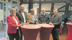 Die Beteiligten des Weinfestes und besonders Torsten Diegner (2.v.r.) freuten sich über die erzielte Summe.