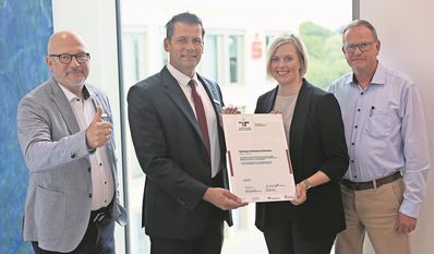 (v. l.) Carsten Lehmann, Thorben Prenntell, Alexandra Bothe und Bernd Kruse von der Sparkasse freuen sich über die erneute Auszeichnung.