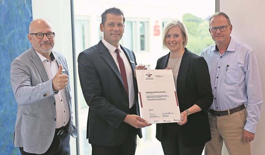 (v. l.) Carsten Lehmann, Thorben Prenntell, Alexandra Bothe und Bernd Kruse von der Sparkasse freuen sich über die erneute Auszeichnung.