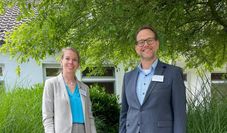 Krankenhausleiterin Doris Sonström mit Sönke Caspers.