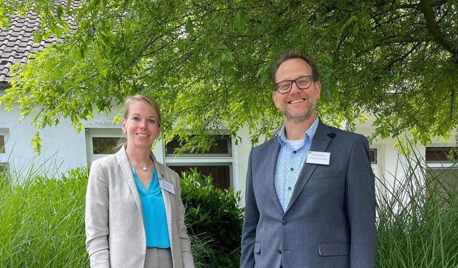 Krankenhausleiterin Doris Sonström mit Sönke Caspers.
