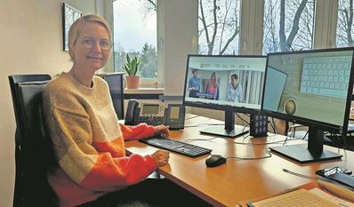 Kreisrätin Dr. Silke Fricke schaut sich das neue Karriereportal des Landkreises an.
