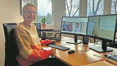 Kreisrätin Dr. Silke Fricke schaut sich das neue Karriereportal des Landkreises an.