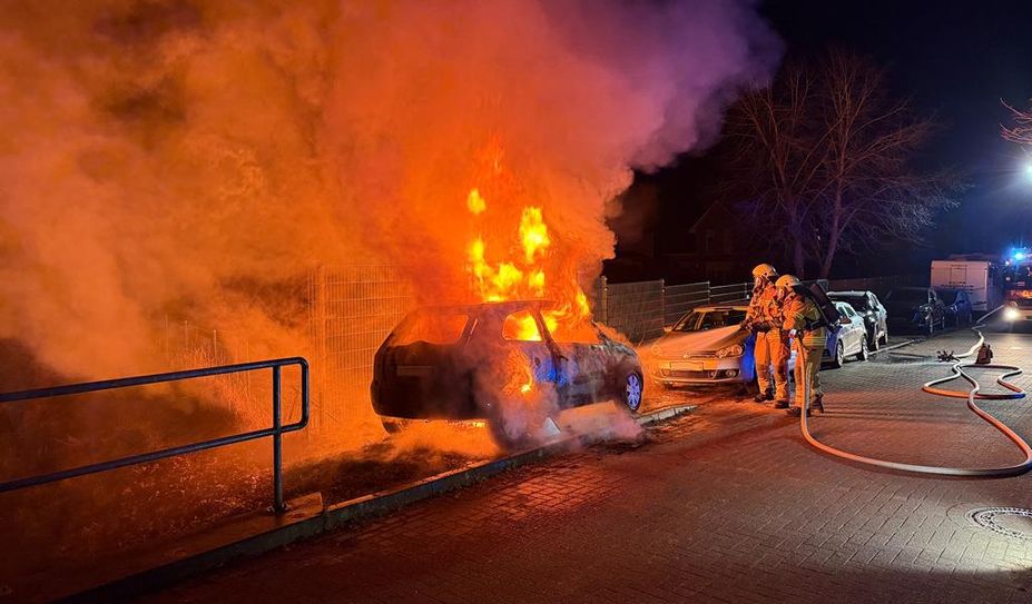 In der Straße Zur Wienbeck löschte die Ortsfeuerwehr am späten Montagabend ein brennendes Auto.