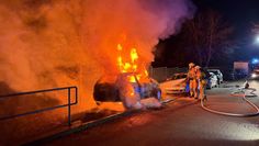 In der Straße Zur Wienbeck löschte die Ortsfeuerwehr am späten Montagabend ein brennendes Auto.